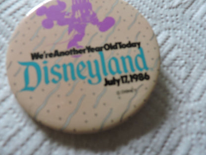 DISNEYLAND ANNIVERSARY BUTTON JULY 17, 1986 (31 YEARS OLD)