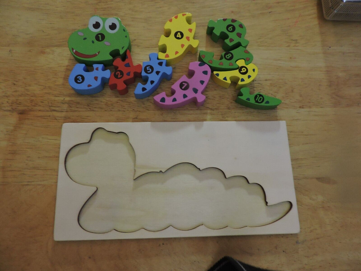 10 PIECE WOODEN ALLIGATOR PUZZLE 8X4 INCHES