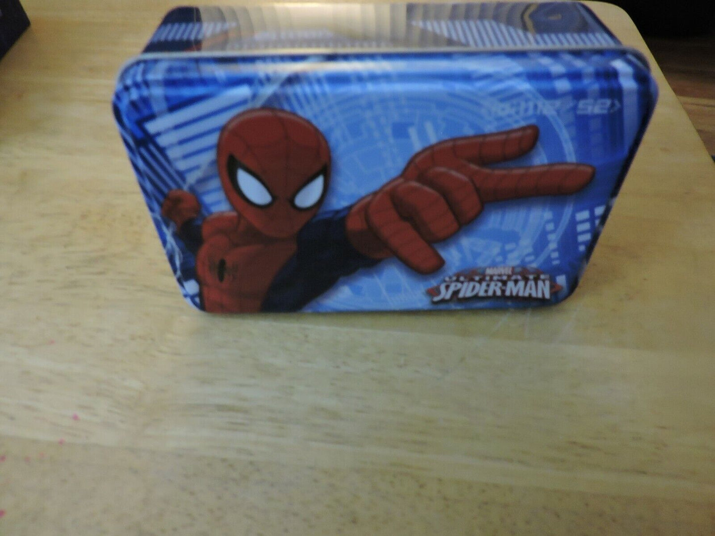 MARVEL ULTIMATE SPIDER-MAN NECKLACE AND ZIPPER PULL IN COLLECTOR CASE