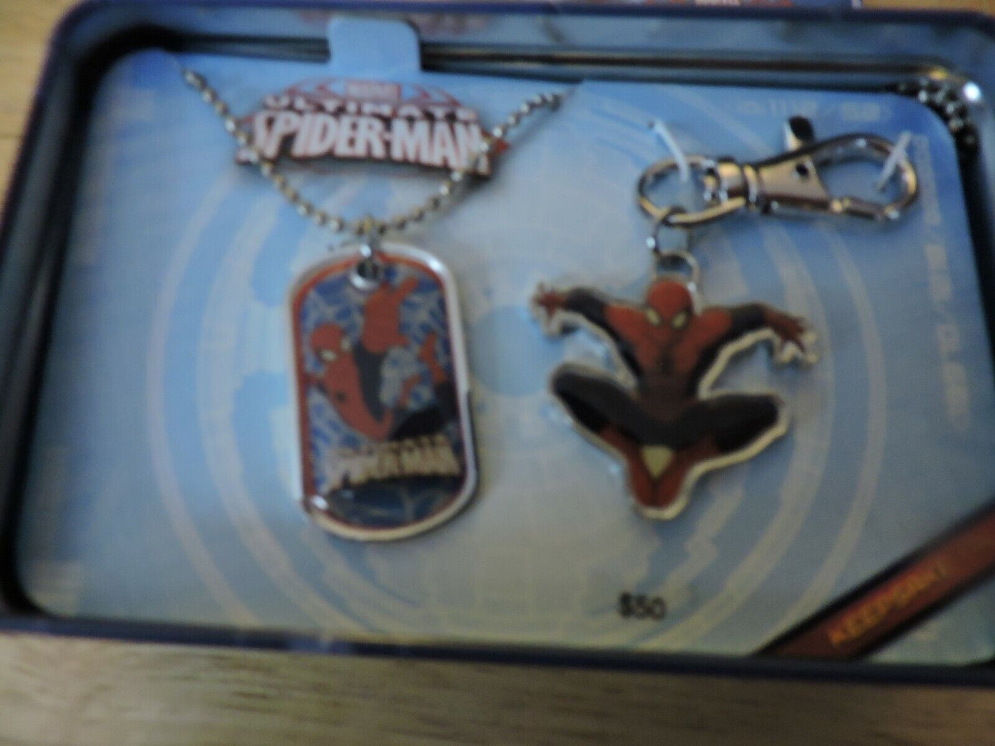 MARVEL ULTIMATE SPIDER-MAN NECKLACE AND ZIPPER PULL IN COLLECTOR CASE