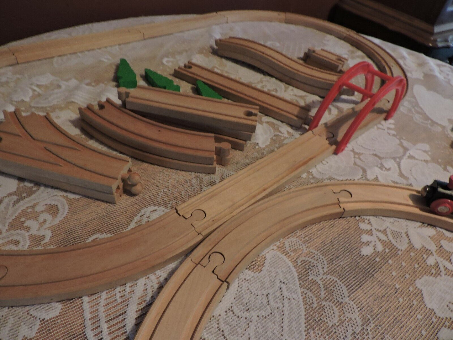 WOODEN TRAIN TRACK AND 4 PIECE TRAIN SET