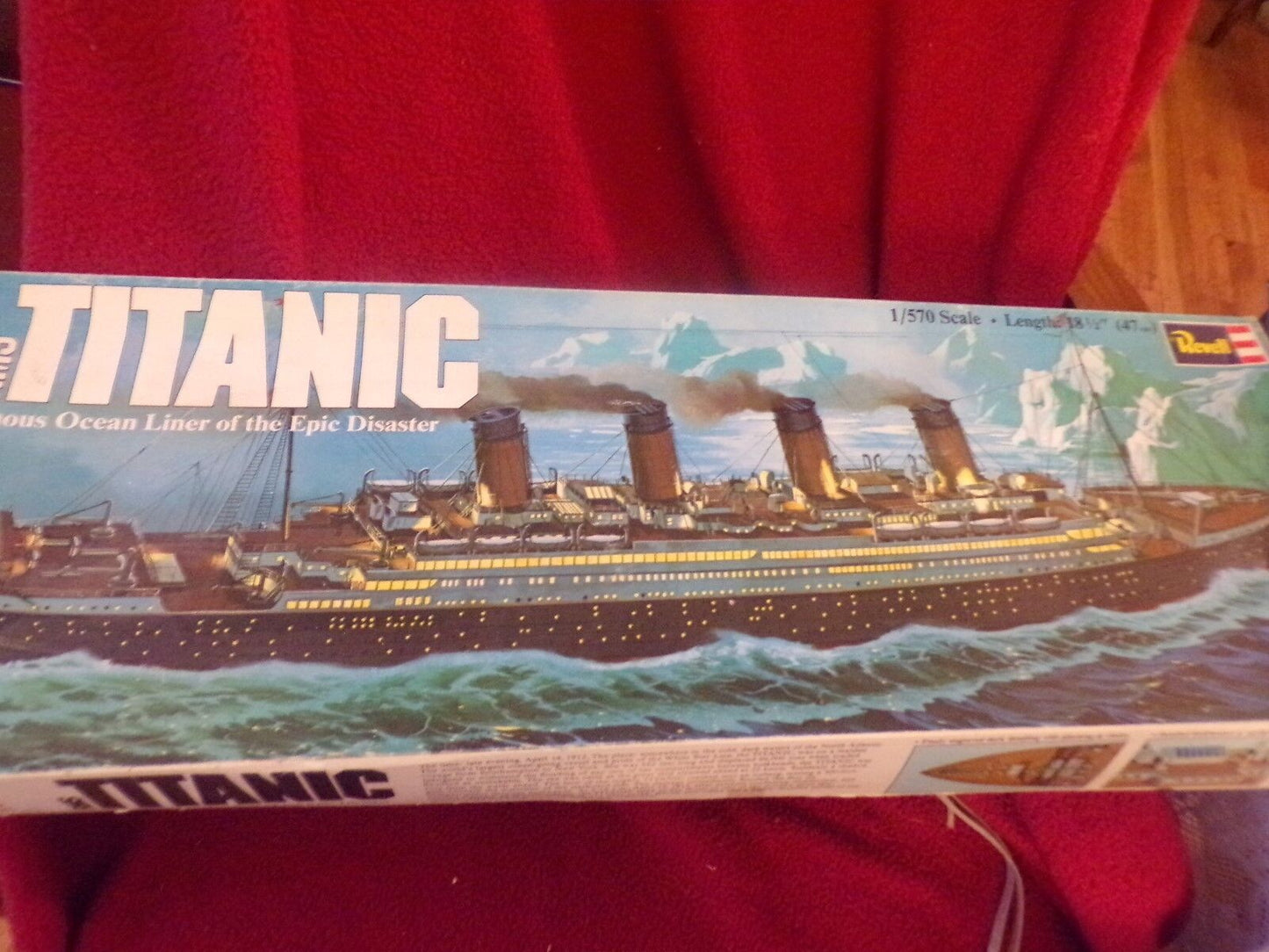 Vintage (1974) Revell Model: RMS Titanic Scale Model: 18 1/2" Long-1/570 Scale