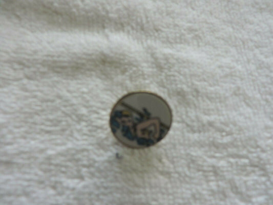 SWIMMING PIN 3/4 INCH ROUND (WHITE WITH SWIMMER IN YELLOW CAP)