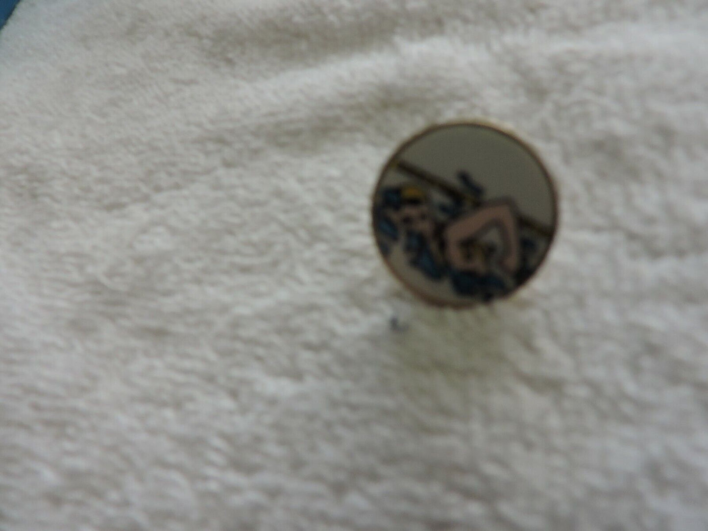 SWIMMING PIN 3/4 INCH ROUND (WHITE WITH SWIMMER IN YELLOW CAP)