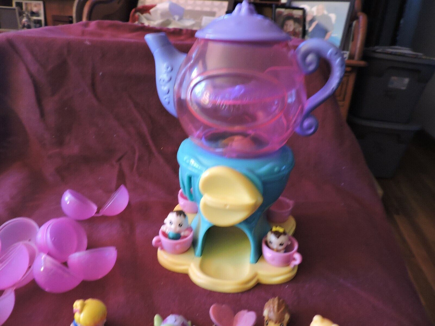 SQUINKIES TEA POT WITH 8 CHARACTERS