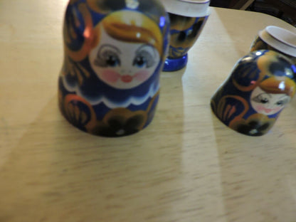 SET OF FIVE  WOODEN NESTING DOLLS (LARGEST 4 INCHES TALL)