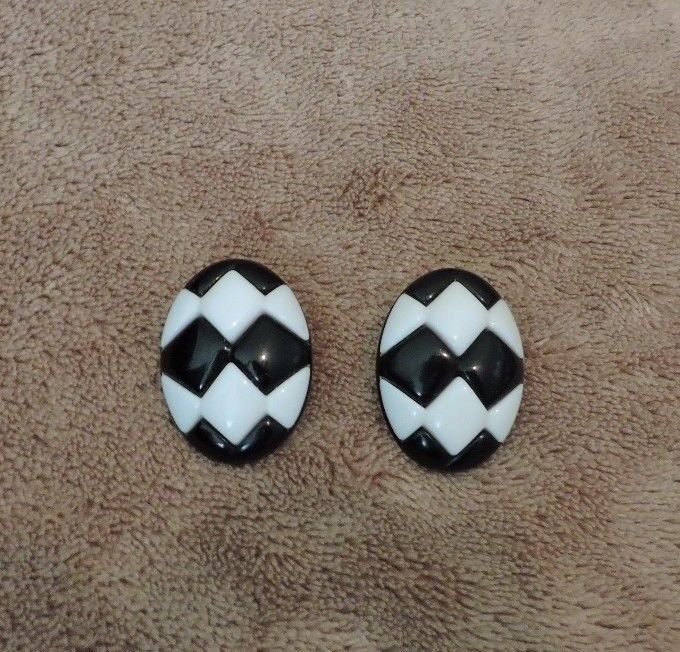 Black and White Diamond-Shaped Pattern Earings
