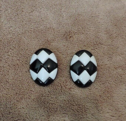 Black and White Diamond-Shaped Pattern Earings