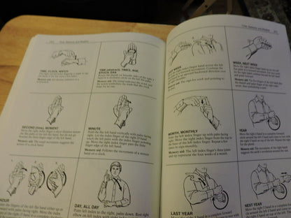 SIGNING ILLUSTRATED THE COMPLETE LEARNING GUIDE (OVER 1350 SIGNS)