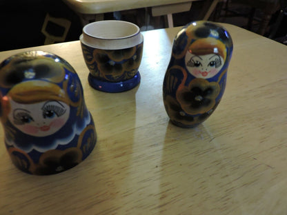 SET OF FIVE  WOODEN NESTING DOLLS (LARGEST 4 INCHES TALL)