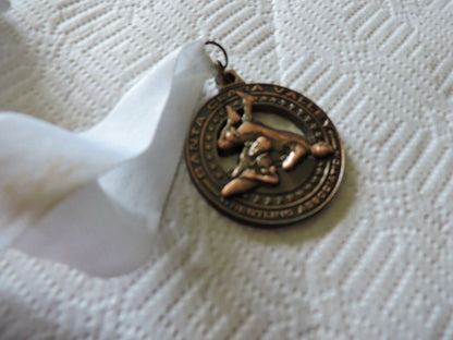 SANTA CLARA VELLEY   WRESTING ASSOCIATION ROUND MEDAL ON WHITE RIBBON