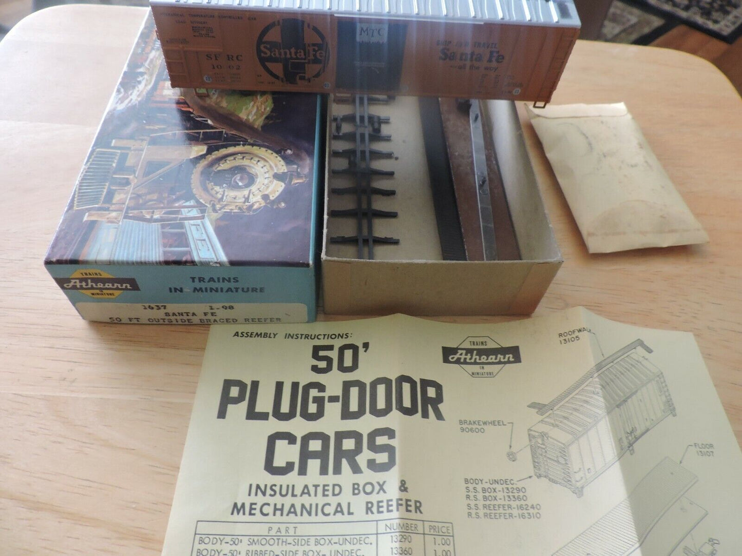 ATHEARN TRAINS IN MINIATURE SANTE FE 50 FT OUTSIDE BRACED REFEER (NIB)