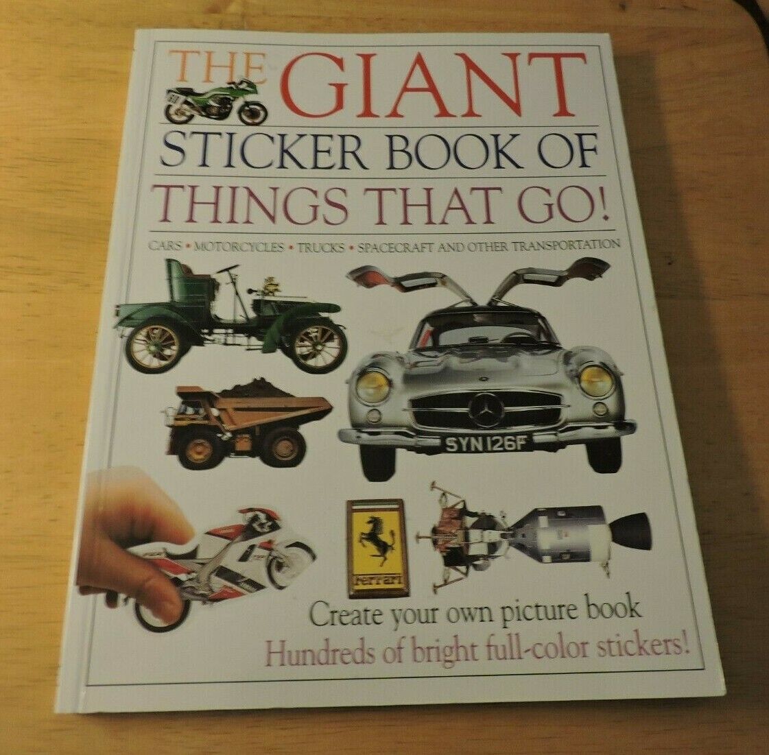 THE GIANT STICKER BOOK OF THINGS THAT GO! CREATE YOUR OWN PICTURE BOOK HUNDREDS