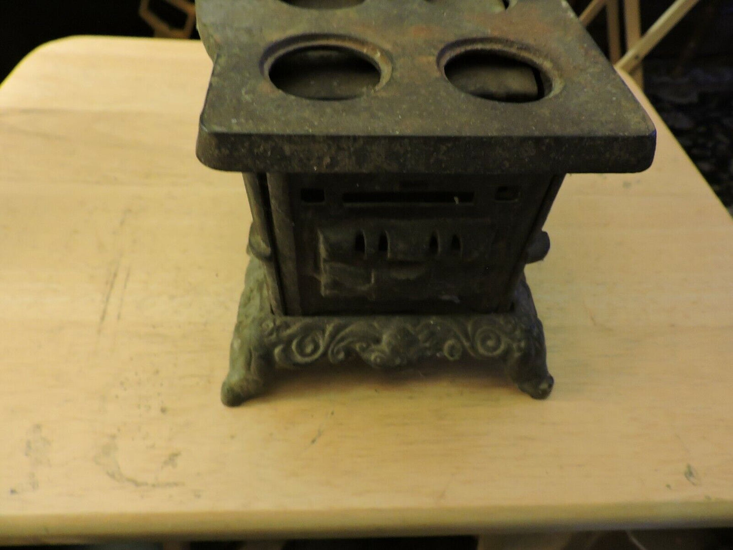 VINTAGE CAST IRON CHILD'S  STOVE ( 7.25 X 5.5 X 5 INCHES ) 4 BURNER