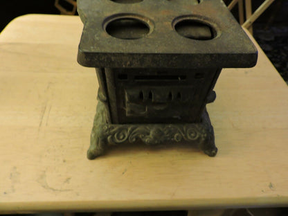 VINTAGE CAST IRON CHILD'S  STOVE ( 7.25 X 5.5 X 5 INCHES ) 4 BURNER