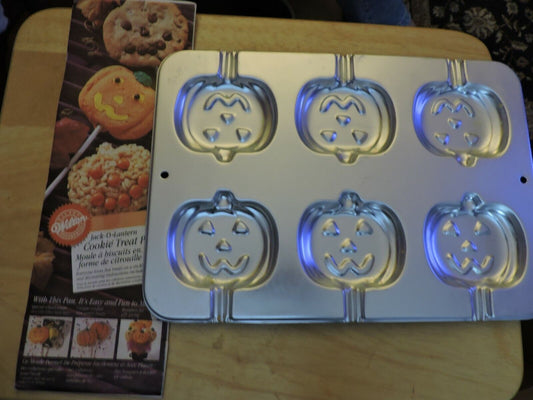 JACK-O-LANTERN COOKIE TREAT PAN (NEW)