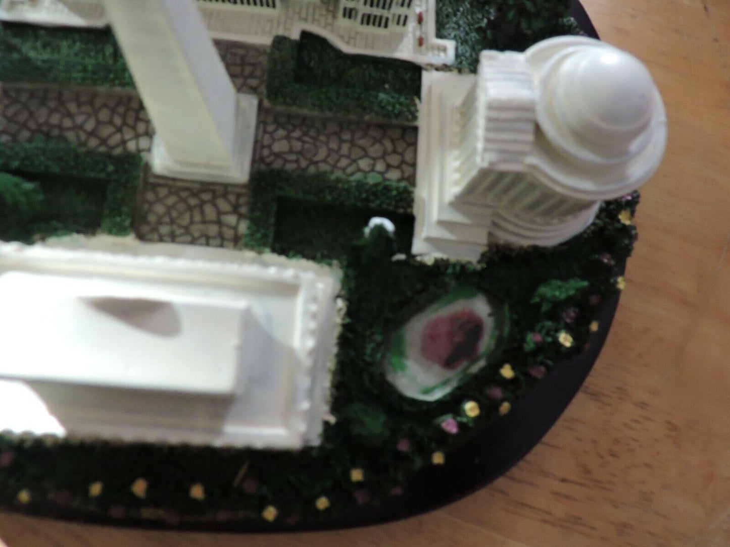 WASHINGTON D C  LANDMARKS CERAMIC TABLE DECORATION  9X75X4 INCHES