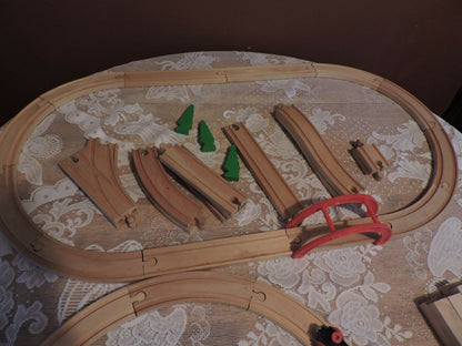 WOODEN TRAIN TRACK AND 4 PIECE TRAIN SET