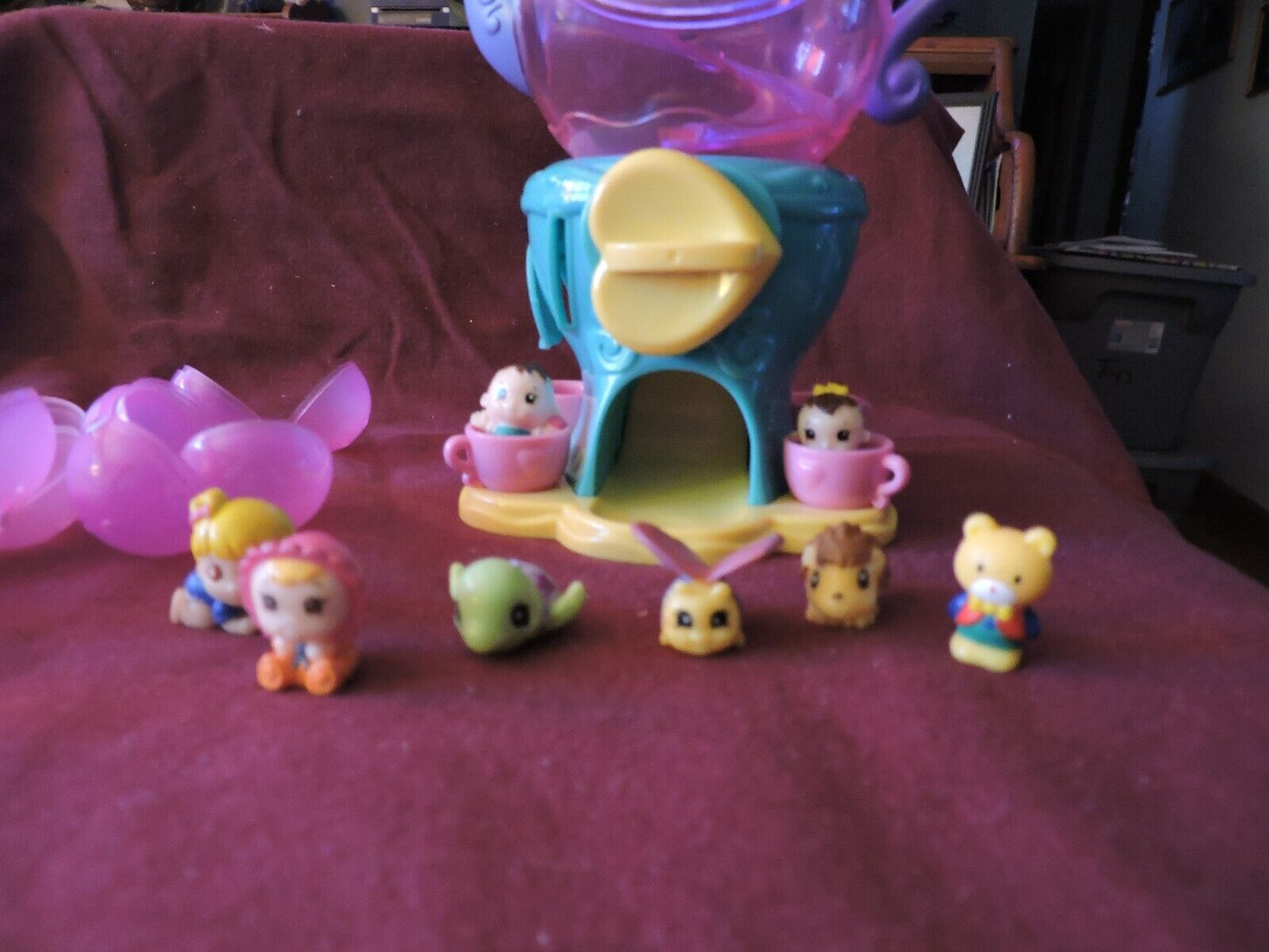 SQUINKIES TEA POT WITH 8 CHARACTERS