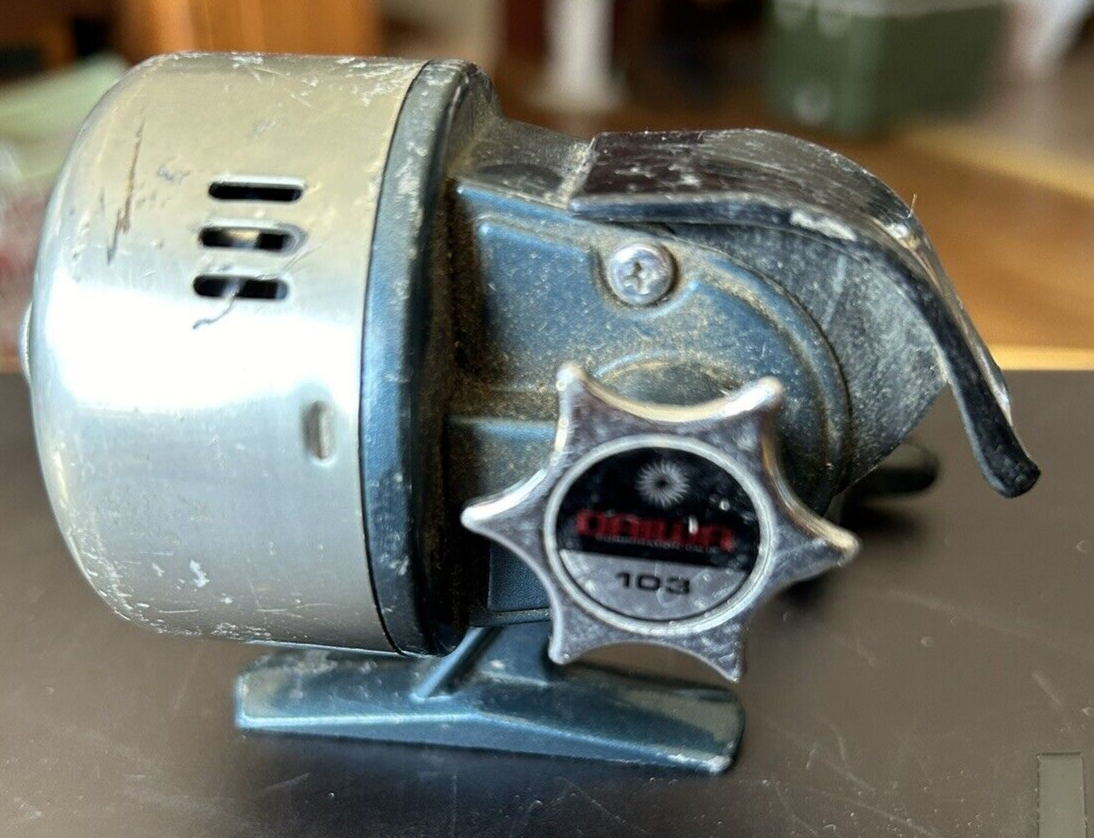 Vintage DAIWA 103 Fishing Reel (Silver) Ready to go fishing!