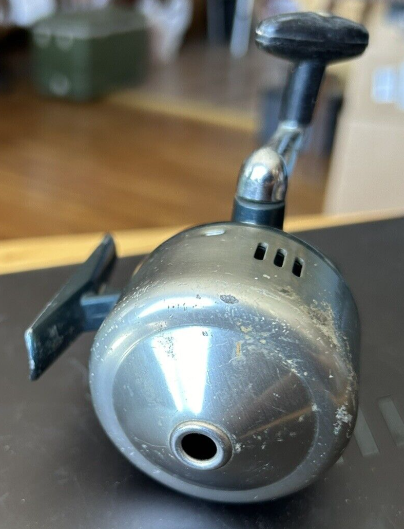 Vintage DAIWA 103 Fishing Reel (Silver) Ready to go fishing!