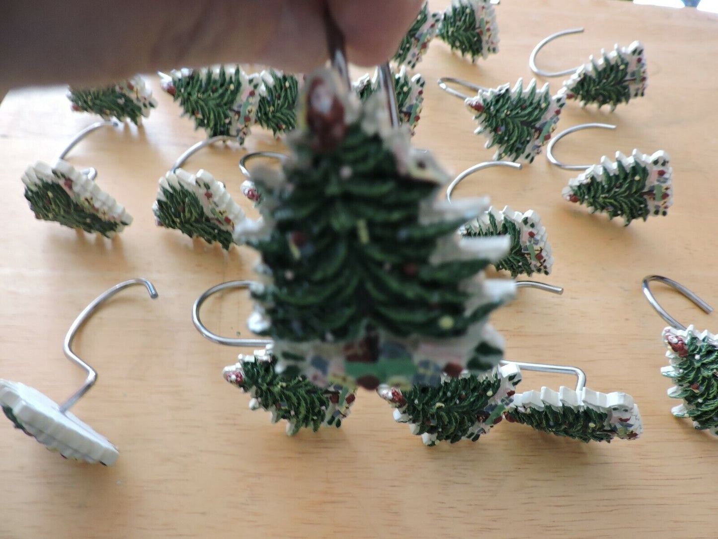 CHRISTMAS TREE SHOWER CURTAIN HOLDERS (23 CERAMIC)