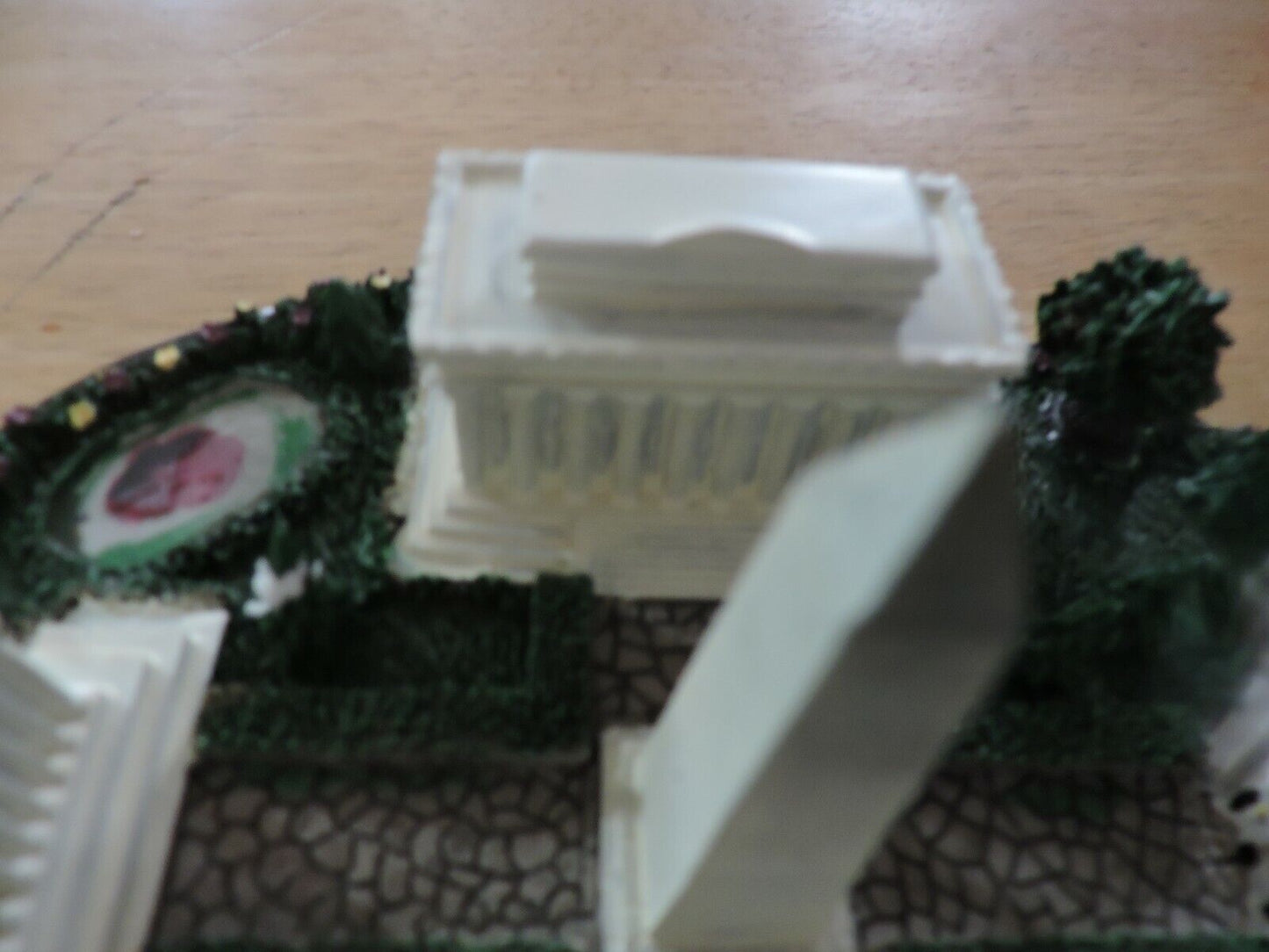 WASHINGTON D C  LANDMARKS CERAMIC TABLE DECORATION  9X75X4 INCHES