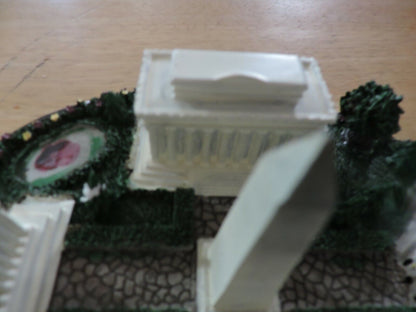 WASHINGTON D C  LANDMARKS CERAMIC TABLE DECORATION  9X75X4 INCHES