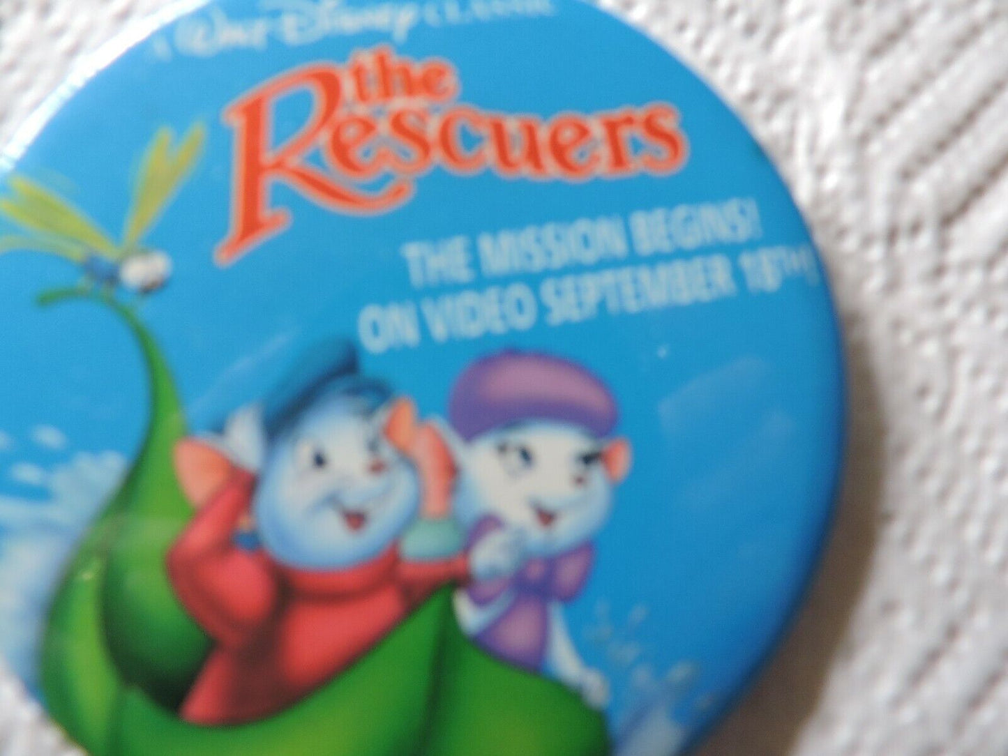 WALT  DISNEY  CLASSIC  "THE RESCUERS" THE MISSION BEGINS! 3 INCH  ROUND PIN