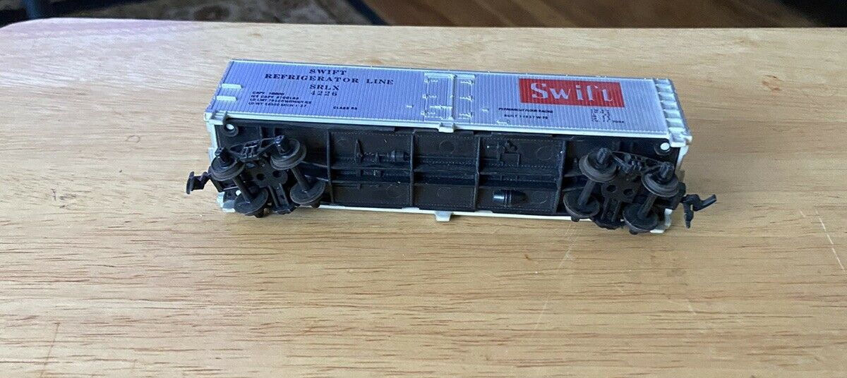 Model Railroad Refrigeration Car-"Swift Refrigeration Line" Box Car