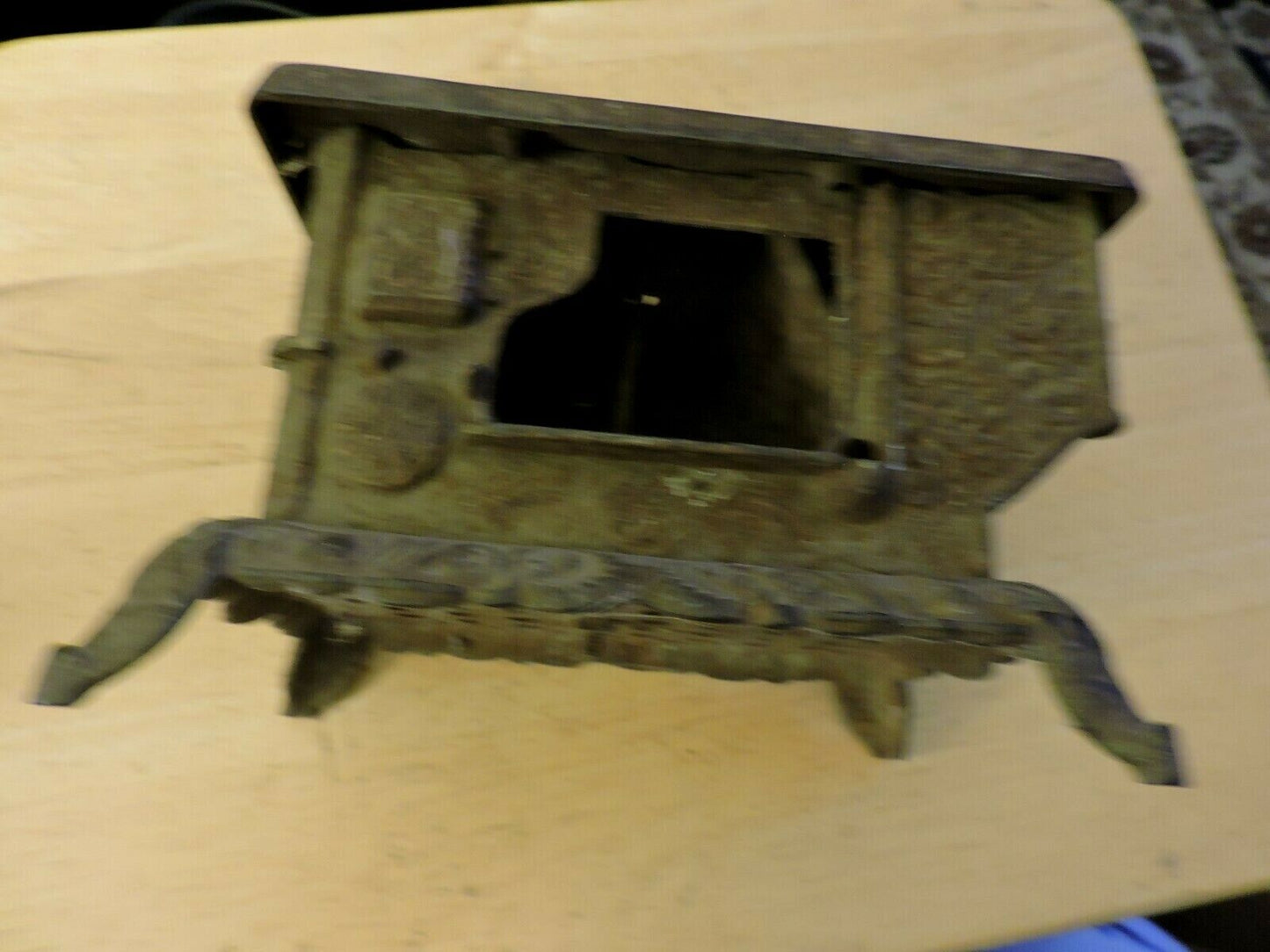 VINTAGE CAST IRON CHILD'S  STOVE ( 7.25 X 5.5 X 5 INCHES ) 4 BURNER