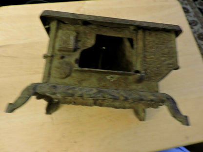 VINTAGE CAST IRON CHILD'S  STOVE ( 7.25 X 5.5 X 5 INCHES ) 4 BURNER