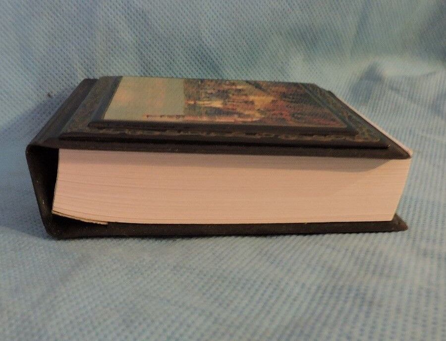 RUSSIAN MADE DESKTOP MEMO PAD WITH ANCIENT CITY PICTURED ON TOP