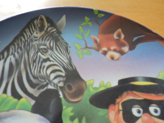 MCDONALS 1996--FUN PLATE--HAMBURGLAR WITH ANIMALS