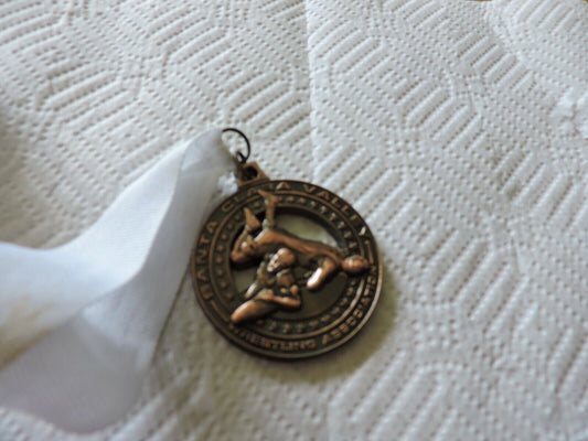 SANTA CLARA VELLEY   WRESTING ASSOCIATION ROUND MEDAL ON WHITE RIBBON