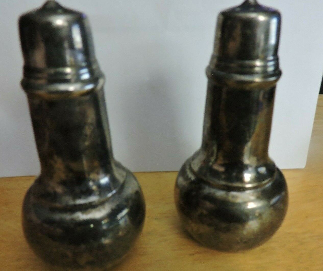 SALT AND PEPPER SHAKERS SILVER, 4.5 X 2.5 INCHES