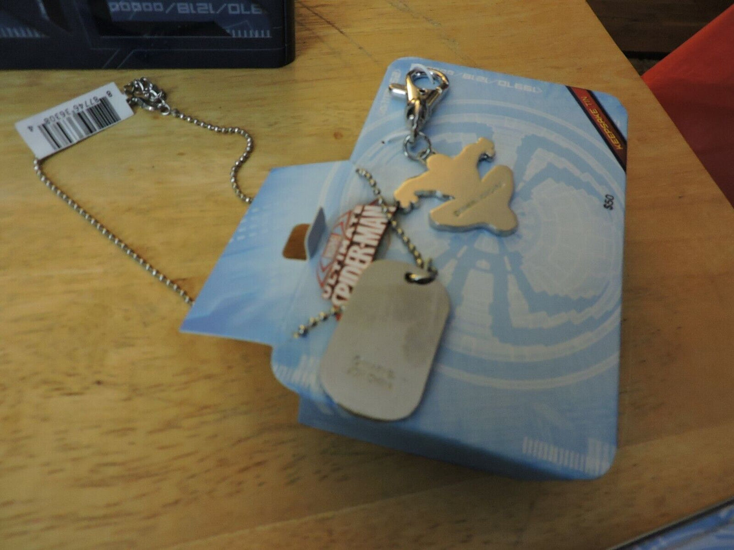 MARVEL ULTIMATE SPIDER-MAN NECKLACE AND ZIPPER PULL IN COLLECTOR CASE