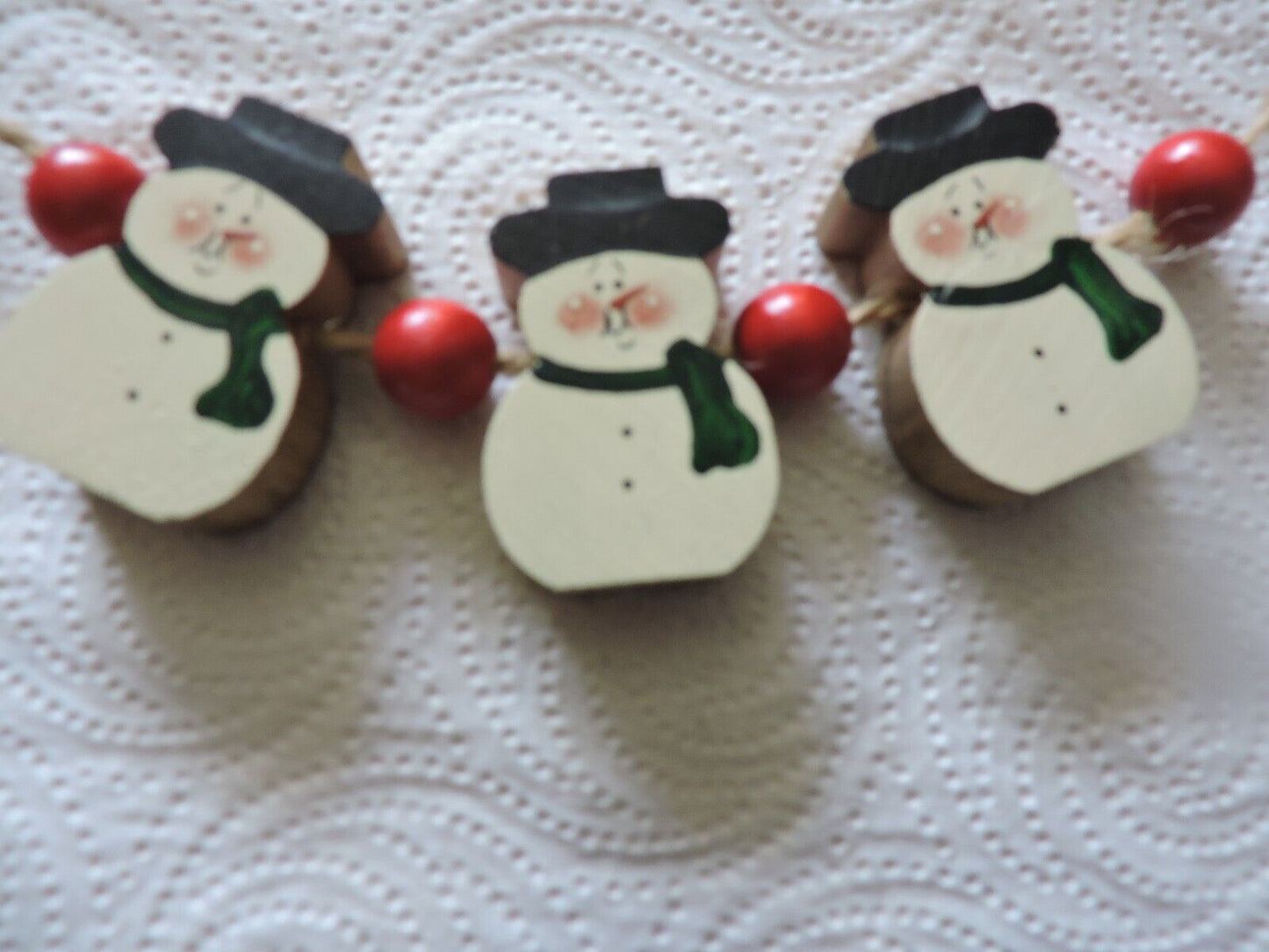 THREE WOODEN SNOWMEN ON ROPE DECORATION