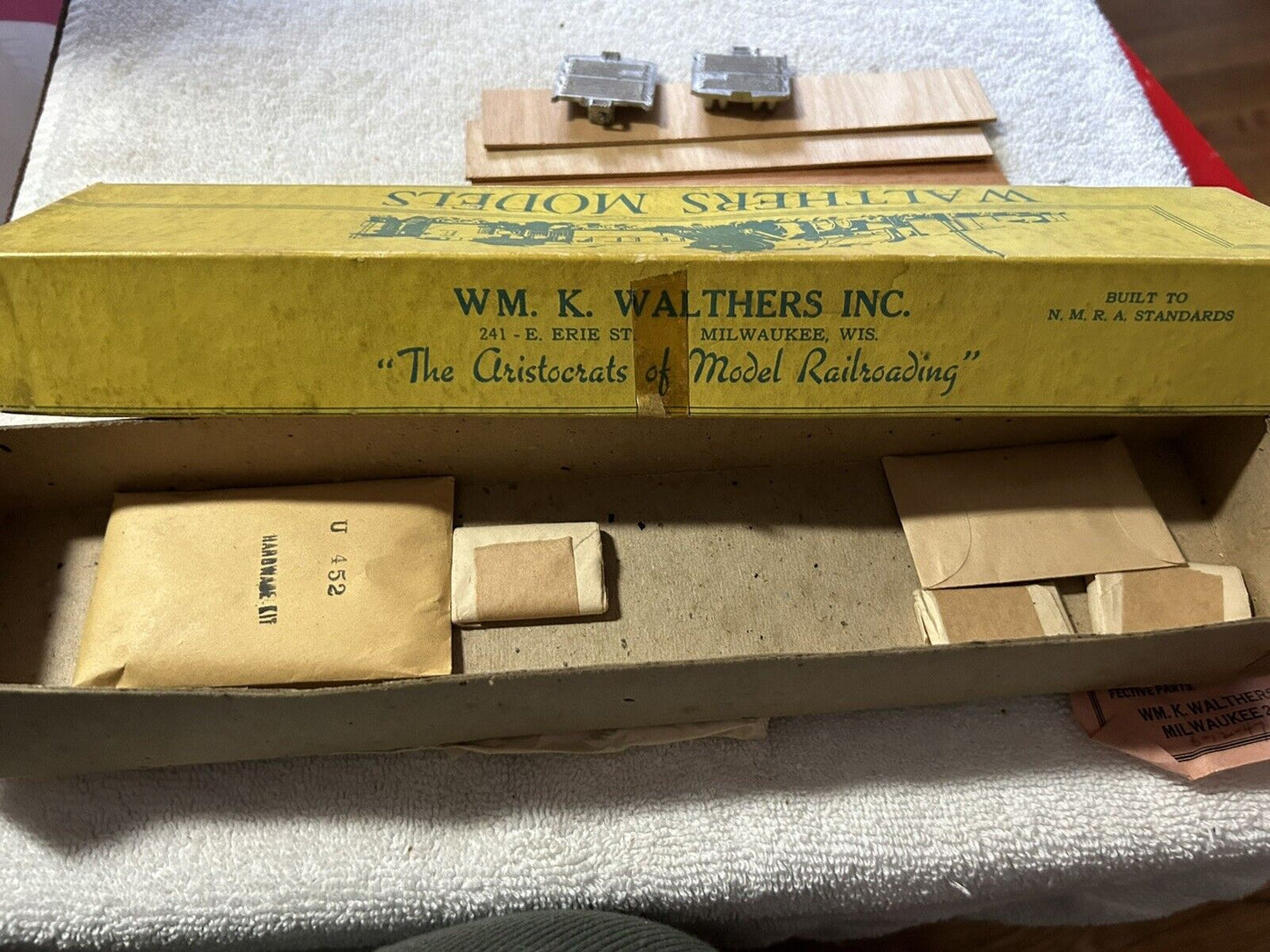 WALTHERS MODELS--RAILROAD EQUIPMENT 50' STEEL AUTO DOUBLE DOOR #6810