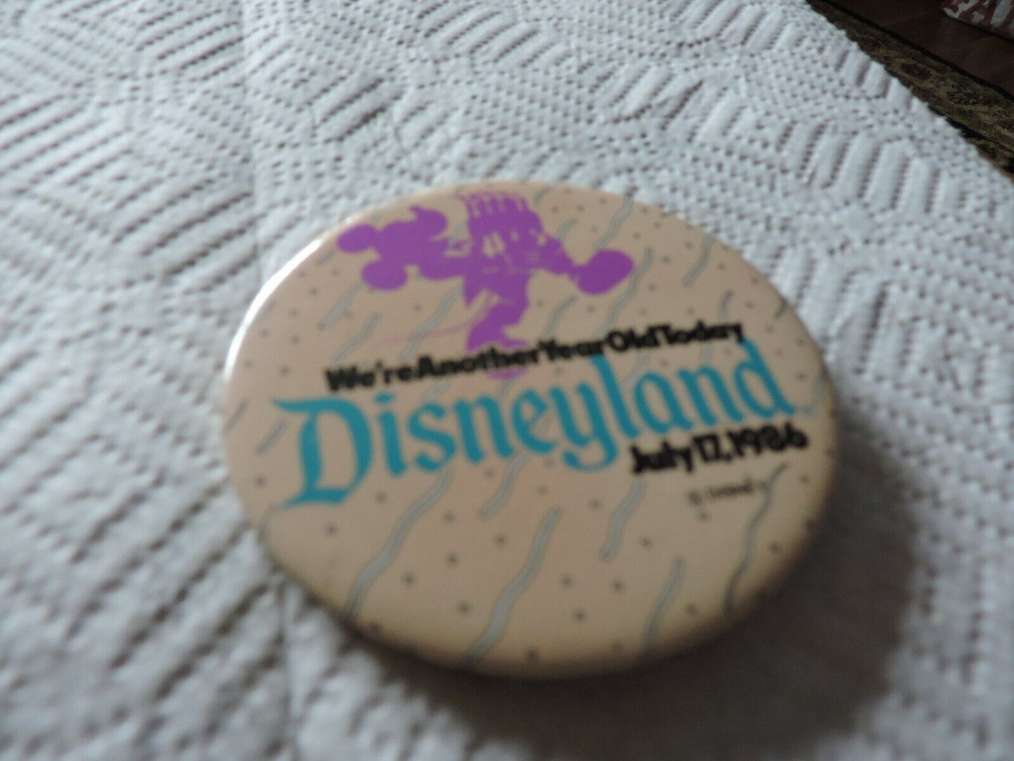 DISNEYLAND ANNIVERSARY BUTTON JULY 17, 1986 (31 YEARS OLD)