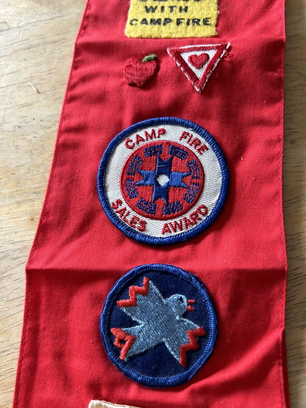 CAMPFIRE GIRLS SASH FROM EARLY 1980'S SASH AND 14 PATCHES