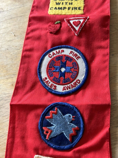 CAMPFIRE GIRLS SASH FROM EARLY 1980'S SASH AND 14 PATCHES