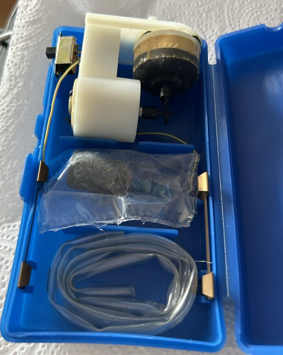 POCKET AIR PUMP  USES "D" BATTERIES (FOR PARTS ONLY)