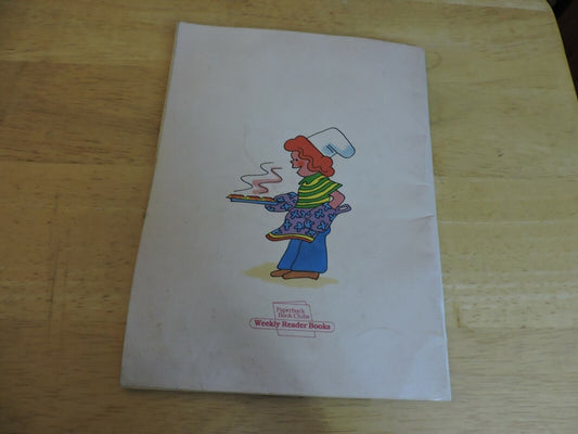 HOLIDAY TREATS FOR KIDS WRITTEN AND ILLUSTRATED BY DAN NEVINS  1985