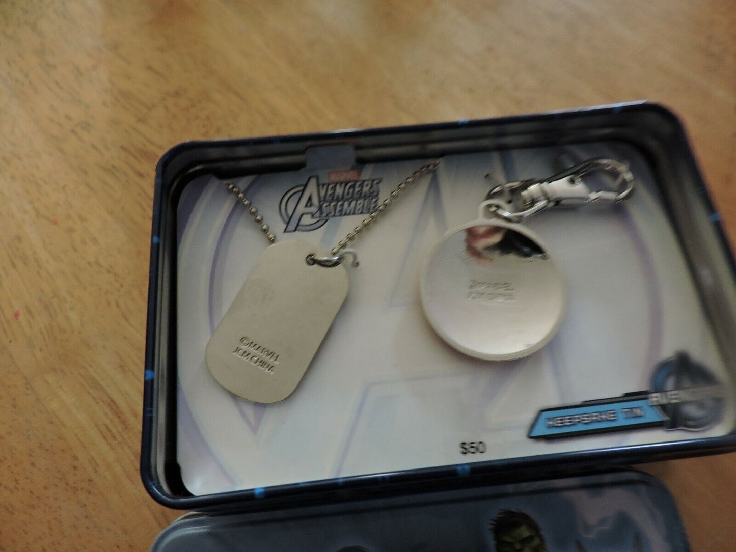 MARVEL AVENGERS ASSEMBLE NECKLACE AND ZIPPER PULL IN COLLECTOR CASE