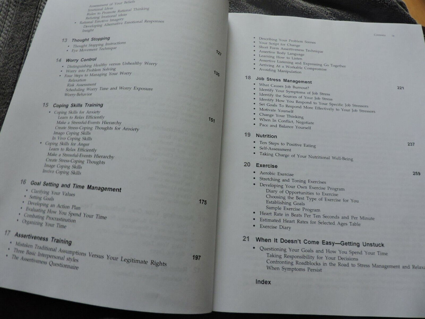 THE RELAXATION & STRESS REDUCTION WOOKBOOK  5TH EDITON--2001