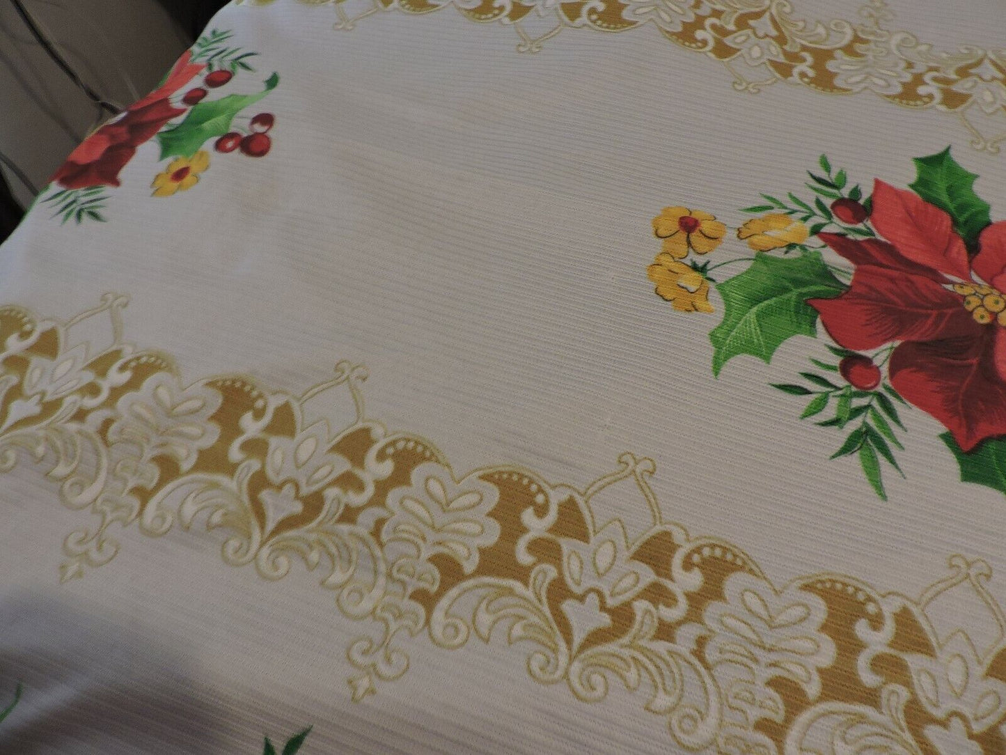 POINSETTIA TABLE CLOTH--87"X61"