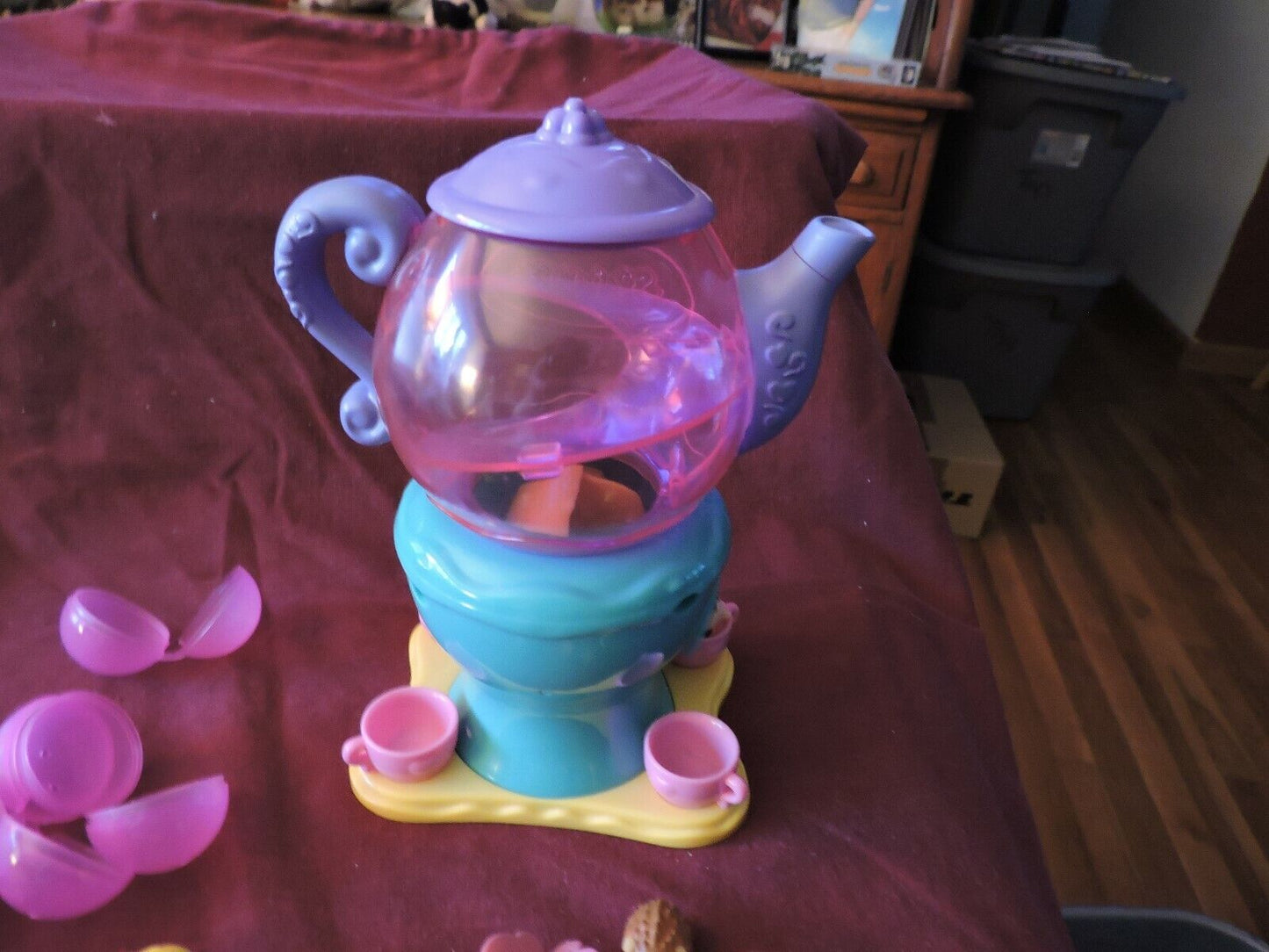 SQUINKIES TEA POT WITH 8 CHARACTERS