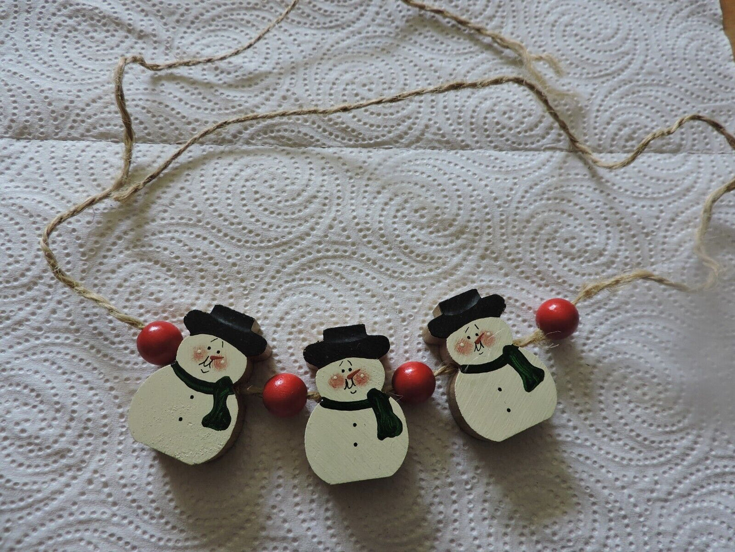 THREE WOODEN SNOWMEN ON ROPE DECORATION