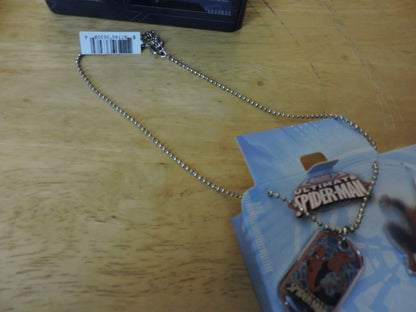 MARVEL ULTIMATE SPIDER-MAN NECKLACE AND ZIPPER PULL IN COLLECTOR CASE